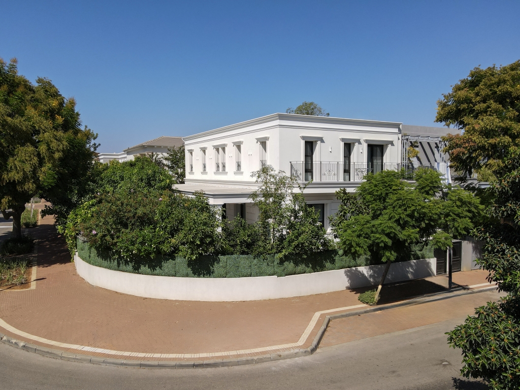 בית פרטי בסביון עם ריצוף שיש ארטיקטו גריי בחללי הפנים והחוץ