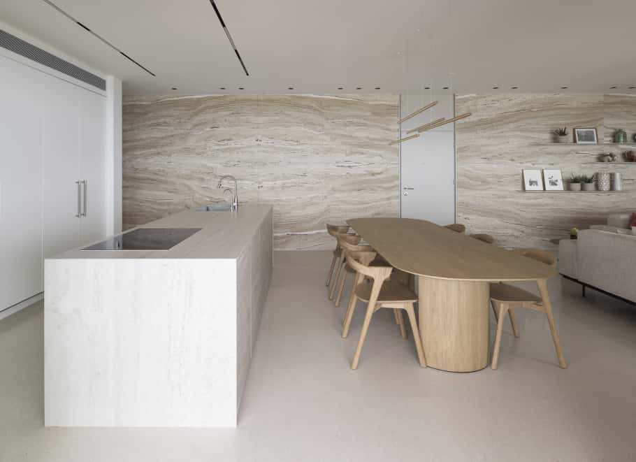 ריצוף יוקרתי משיש במטבח מודרני בעיצוב מיכל סיני קינן צילום נמרוד לוי