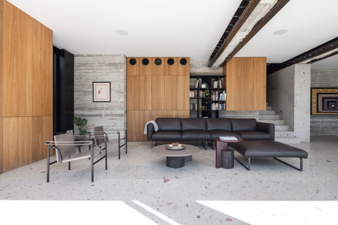 אבן טבעית לריצוף בפרויקט יוקרה בסלון מודרני עם שילוב עץ ובטון ועיצוב אדריכלי מדויק