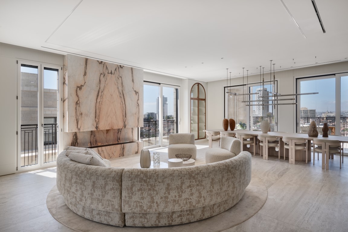 חיפוי קירות לבית מודרני משיש קלקטה טבעי בסלון יוקרתי עם תאורה טבעית ועיצוב נקי