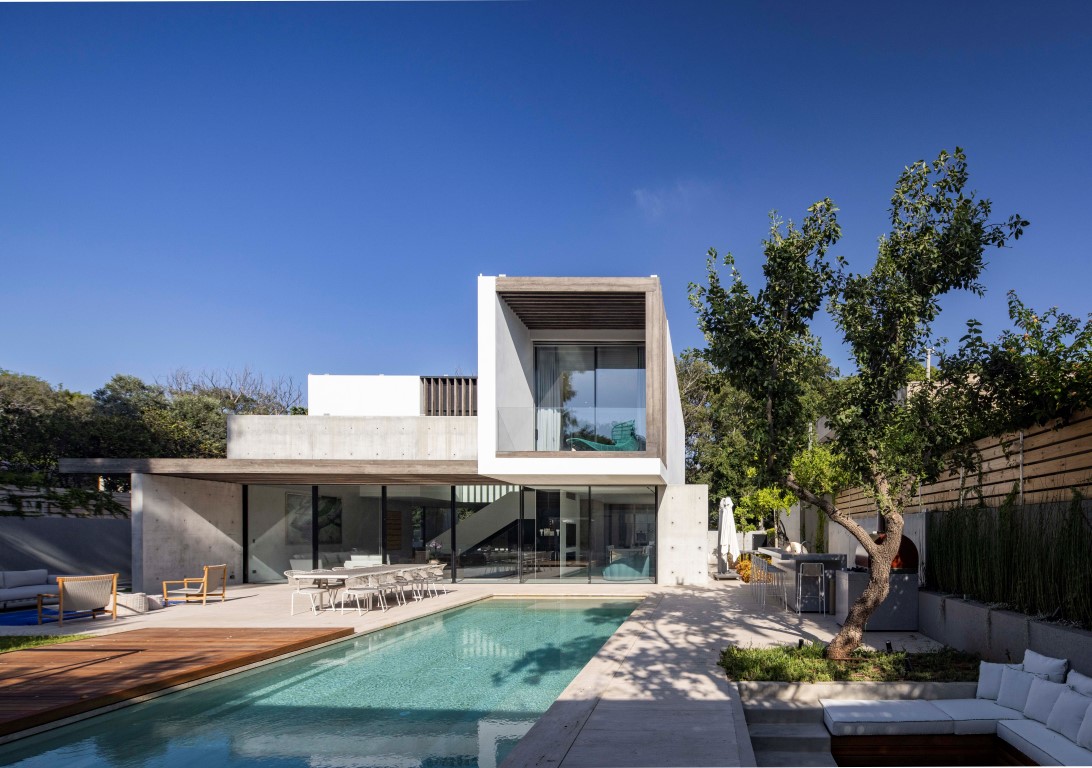 חיפוי בריכה מאבן טבעית בבית יוקרה מודרני