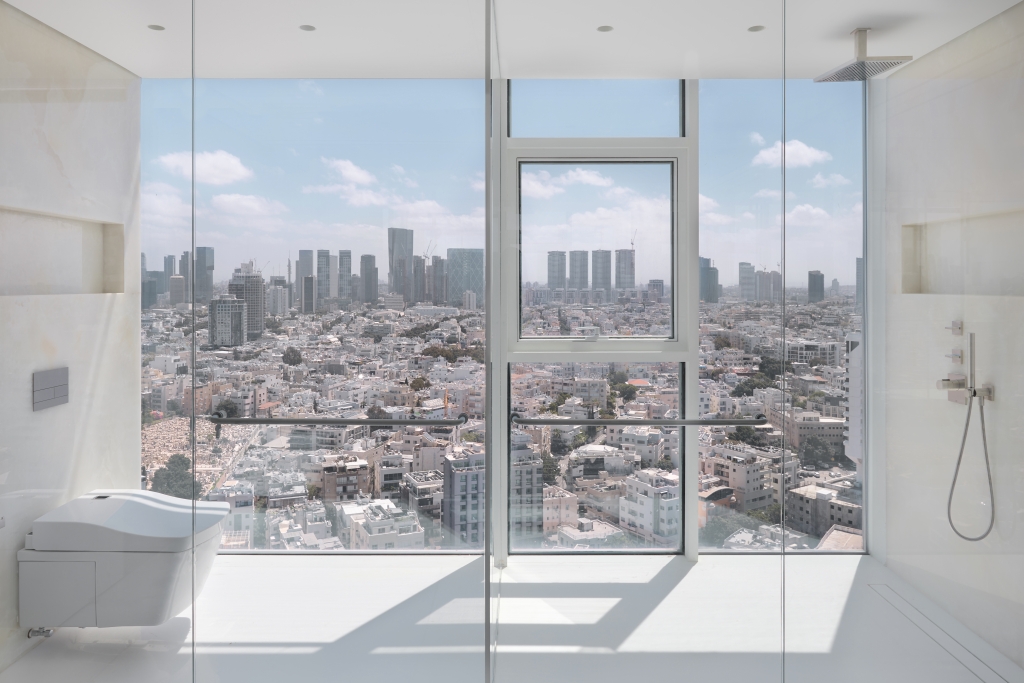 חדר רחצה יוקרתי עם שיש לבן איטלקי טבעי בפרויקט יוקרתי