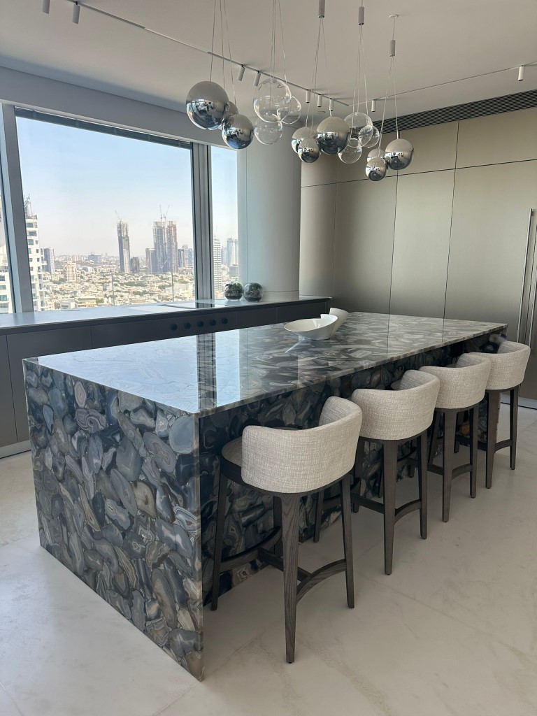 אי מטבח מאבן אגט בעיצוב יוקרתי