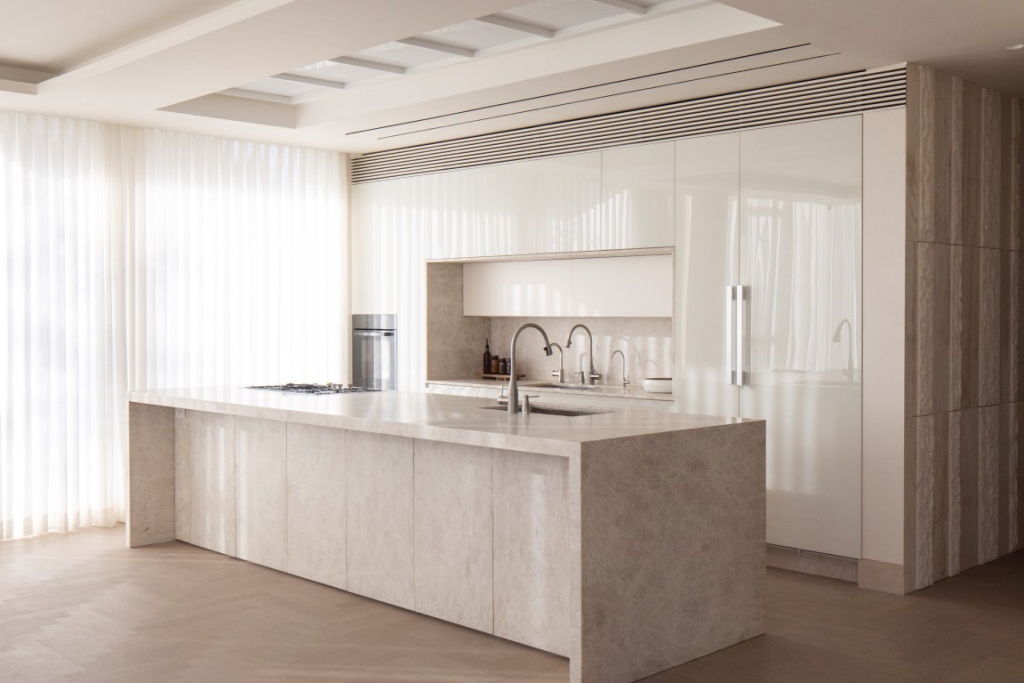 אבן שיש טא'ג מאהל במטבח מודרני עם אי מרכזי וחיפוי תואם