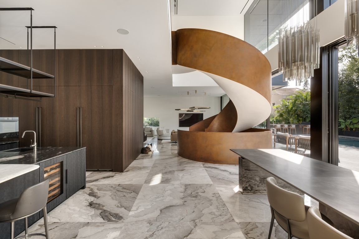 ריצוף יוקרה אבן טבעית בסלון מודרני עם לוחות גדולים בגוון בהיר ומראה שיש טבעי