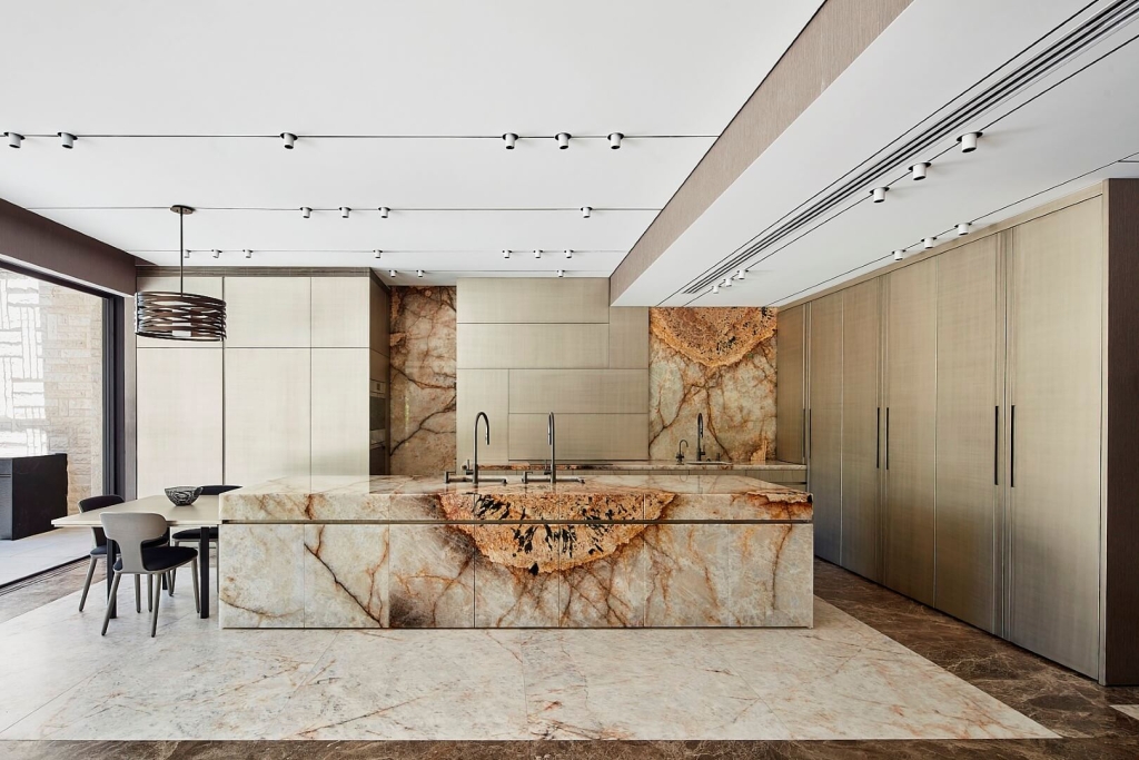 מטבח יוקרתי עם משטחי אבן קוורציט פטגוניה בעיצוב מודרני