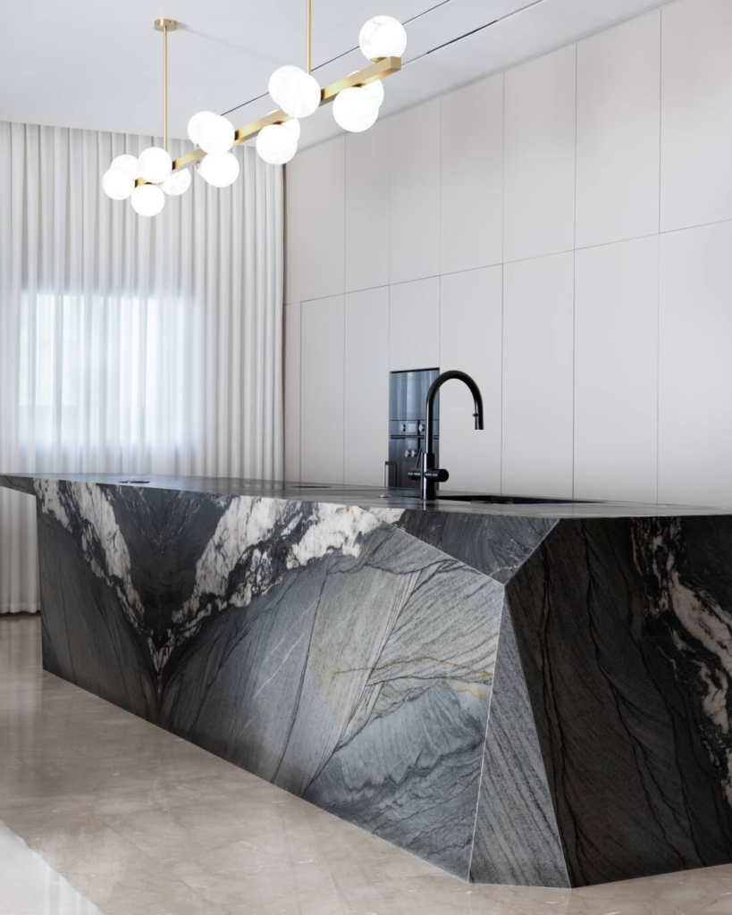 משטח שיש למטבח יוקרתי בעיצוב מודרני עם אי מרכזי מאבן טבעית