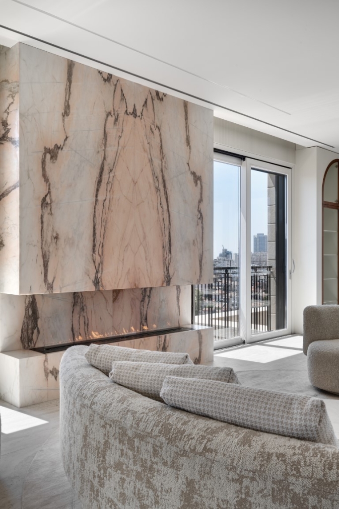 חיפוי קירות שיש יוקרתי בסלון עם קיר קמין מאבן טבעית בעיצוב מודרני