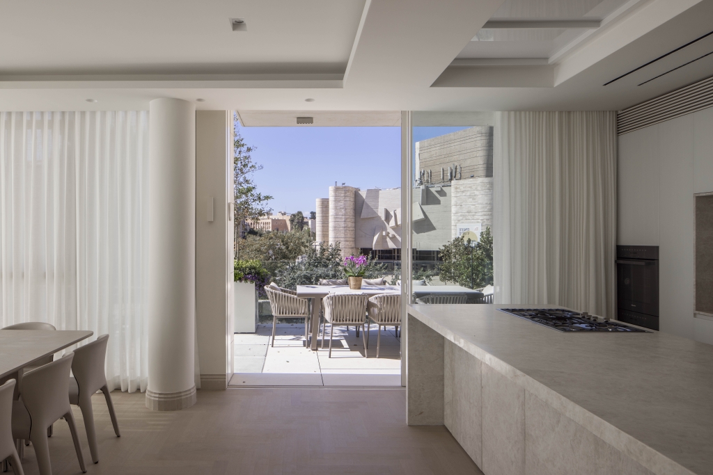 מטבח יוקרתי עם אבן קוורציט טאג' מאהל לצד הנוף ירושלמי